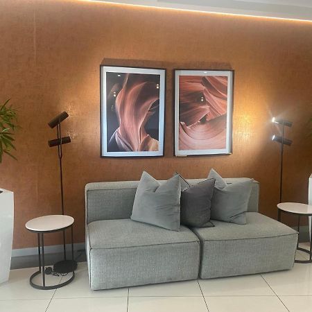 Lovely Rosebank 1-Bedroom Condo With Pool & Cinema Johannesburg Exteriör bild