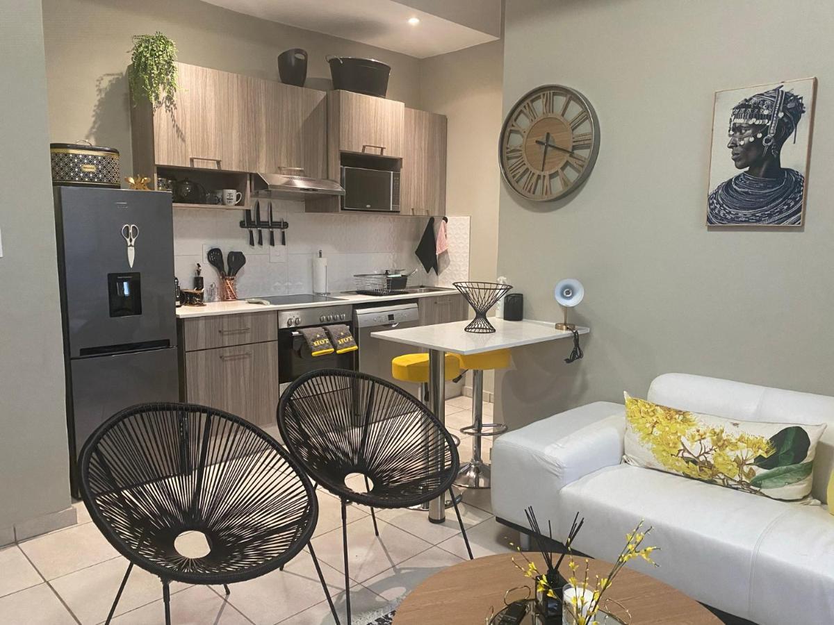 Lovely Rosebank 1-Bedroom Condo With Pool & Cinema Johannesburg Exteriör bild