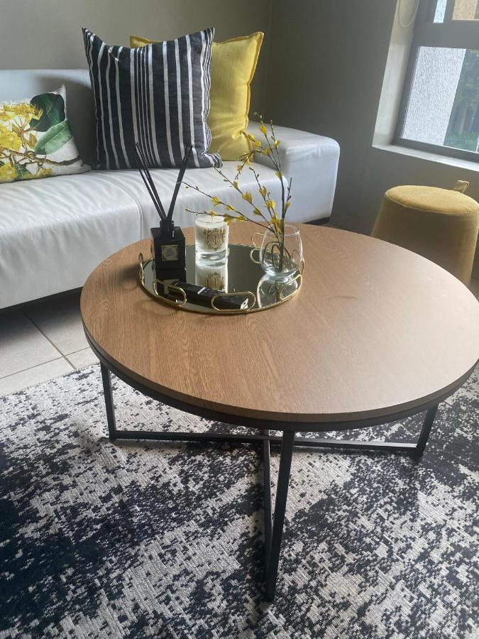 Lovely Rosebank 1-Bedroom Condo With Pool & Cinema Johannesburg Exteriör bild
