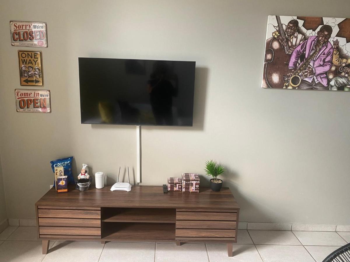 Lovely Rosebank 1-Bedroom Condo With Pool & Cinema Johannesburg Exteriör bild