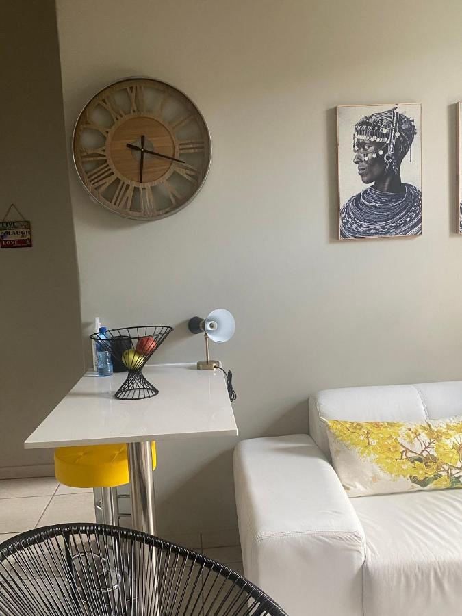 Lovely Rosebank 1-Bedroom Condo With Pool & Cinema Johannesburg Exteriör bild