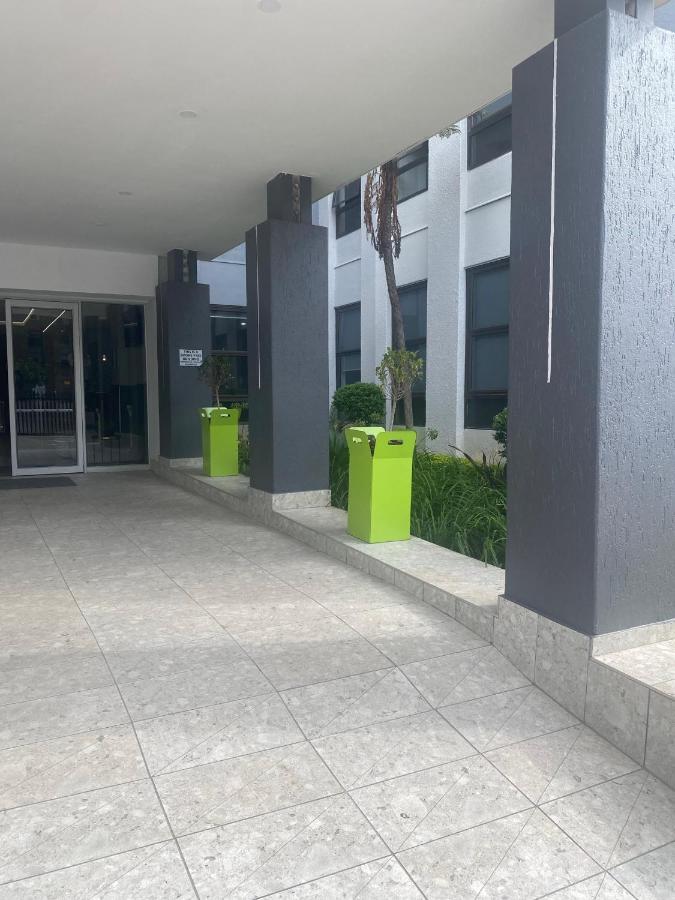 Lovely Rosebank 1-Bedroom Condo With Pool & Cinema Johannesburg Exteriör bild