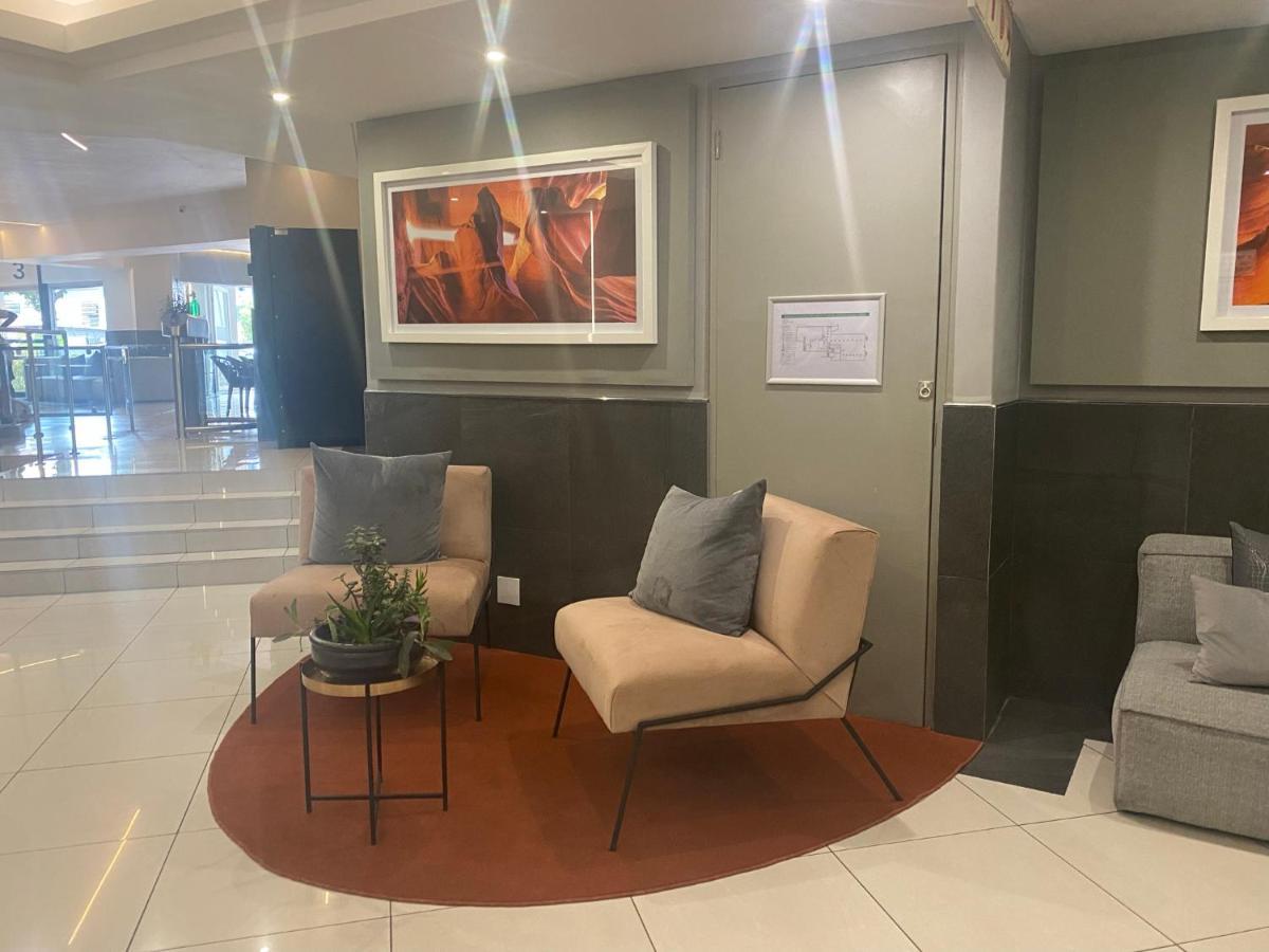 Lovely Rosebank 1-Bedroom Condo With Pool & Cinema Johannesburg Exteriör bild