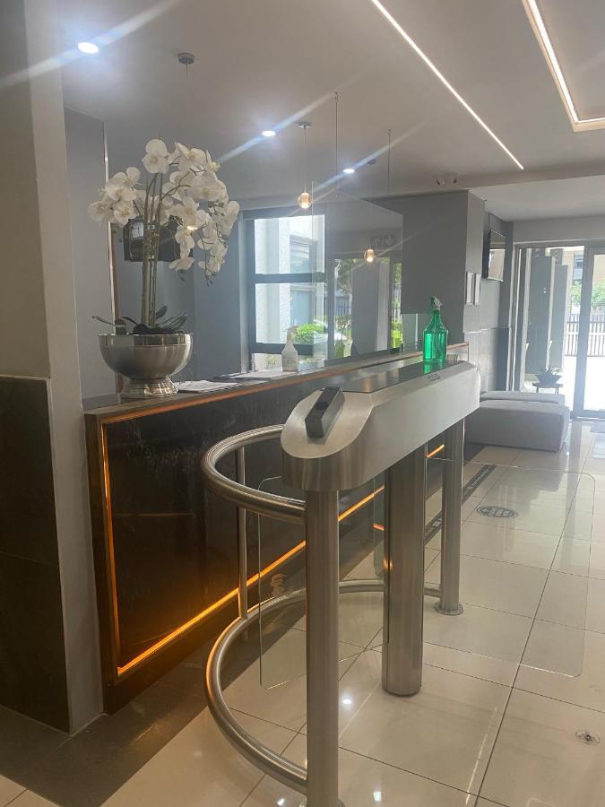 Lovely Rosebank 1-Bedroom Condo With Pool & Cinema Johannesburg Exteriör bild