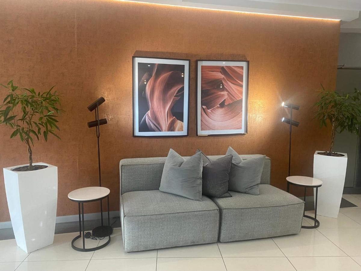 Lovely Rosebank 1-Bedroom Condo With Pool & Cinema Johannesburg Exteriör bild