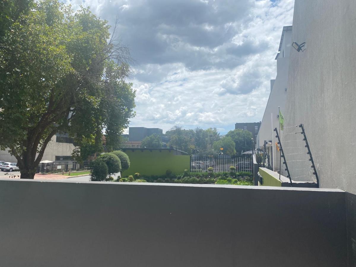 Lovely Rosebank 1-Bedroom Condo With Pool & Cinema Johannesburg Exteriör bild