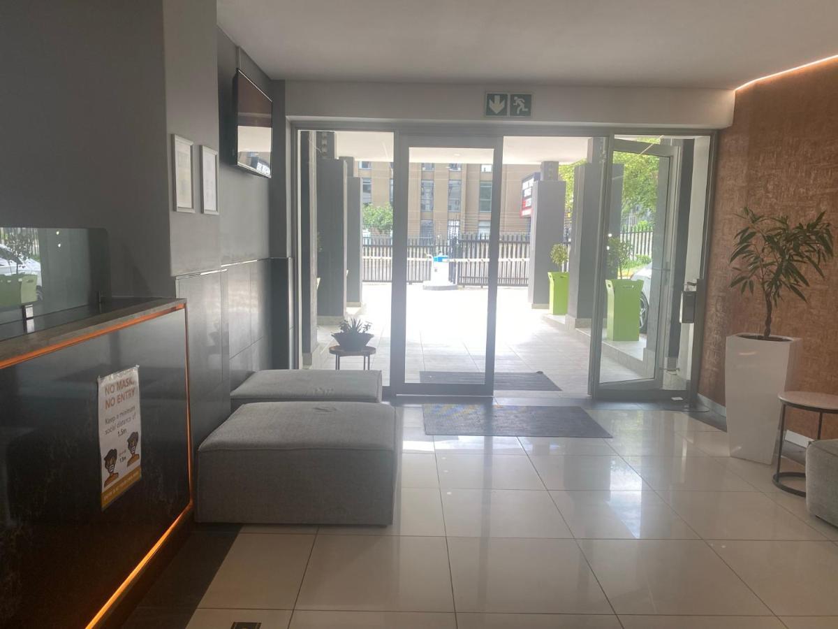 Lovely Rosebank 1-Bedroom Condo With Pool & Cinema Johannesburg Exteriör bild