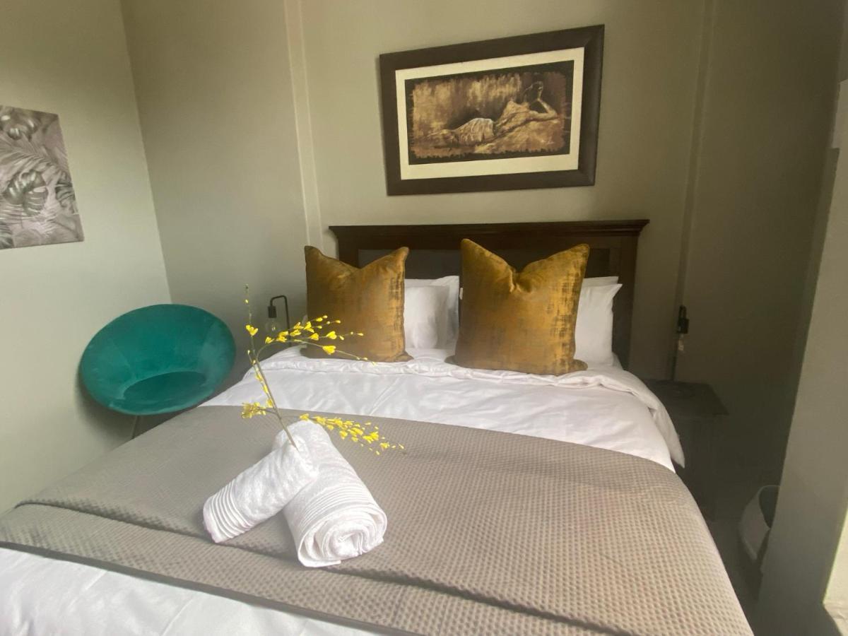 Lovely Rosebank 1-Bedroom Condo With Pool & Cinema Johannesburg Exteriör bild