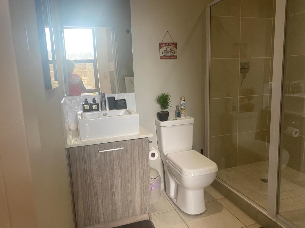 Lovely Rosebank 1-Bedroom Condo With Pool & Cinema Johannesburg Exteriör bild