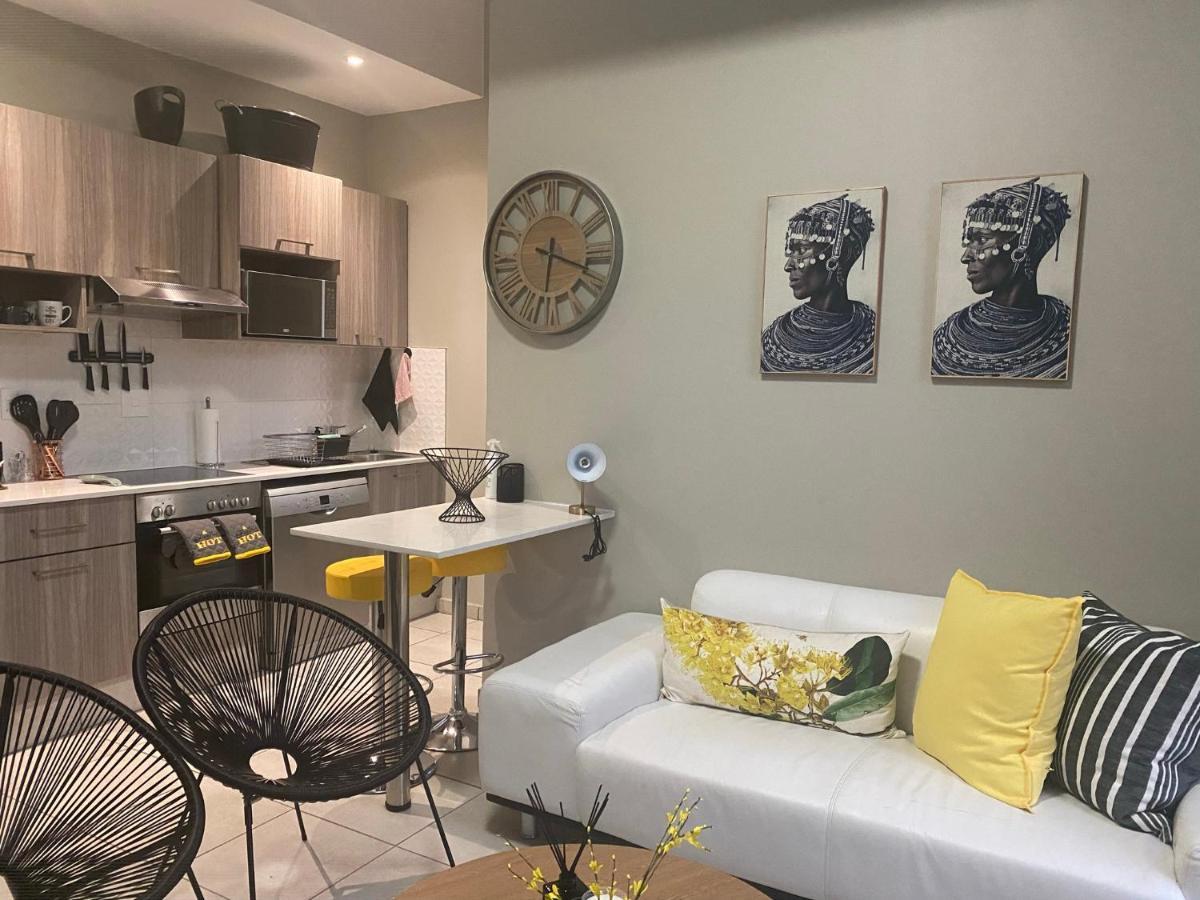 Lovely Rosebank 1-Bedroom Condo With Pool & Cinema Johannesburg Exteriör bild