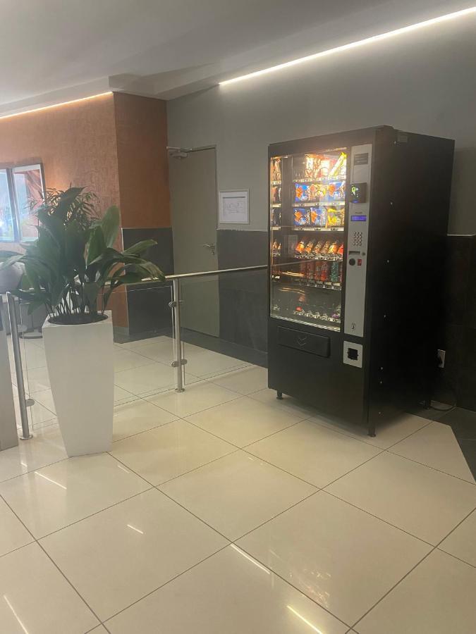 Lovely Rosebank 1-Bedroom Condo With Pool & Cinema Johannesburg Exteriör bild