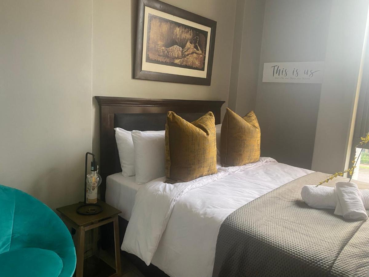Lovely Rosebank 1-Bedroom Condo With Pool & Cinema Johannesburg Exteriör bild