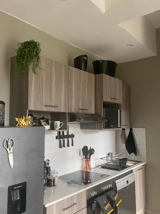 Lovely Rosebank 1-Bedroom Condo With Pool & Cinema Johannesburg Exteriör bild