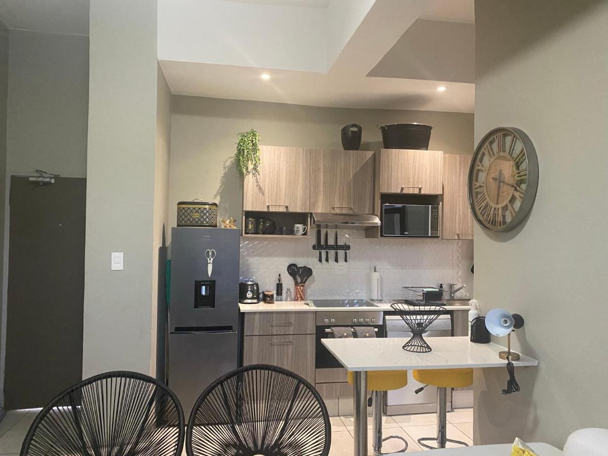 Lovely Rosebank 1-Bedroom Condo With Pool & Cinema Johannesburg Exteriör bild