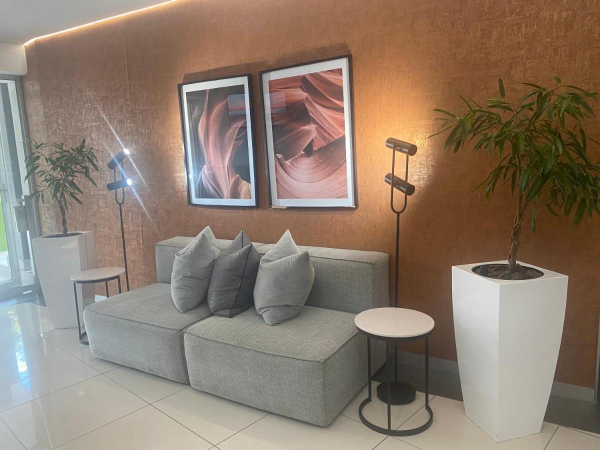 Lovely Rosebank 1-Bedroom Condo With Pool & Cinema Johannesburg Exteriör bild